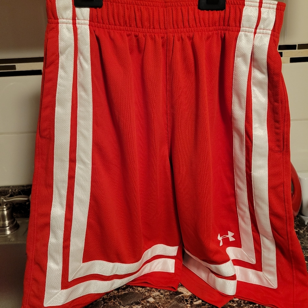 NWT Under Armour shorts size M